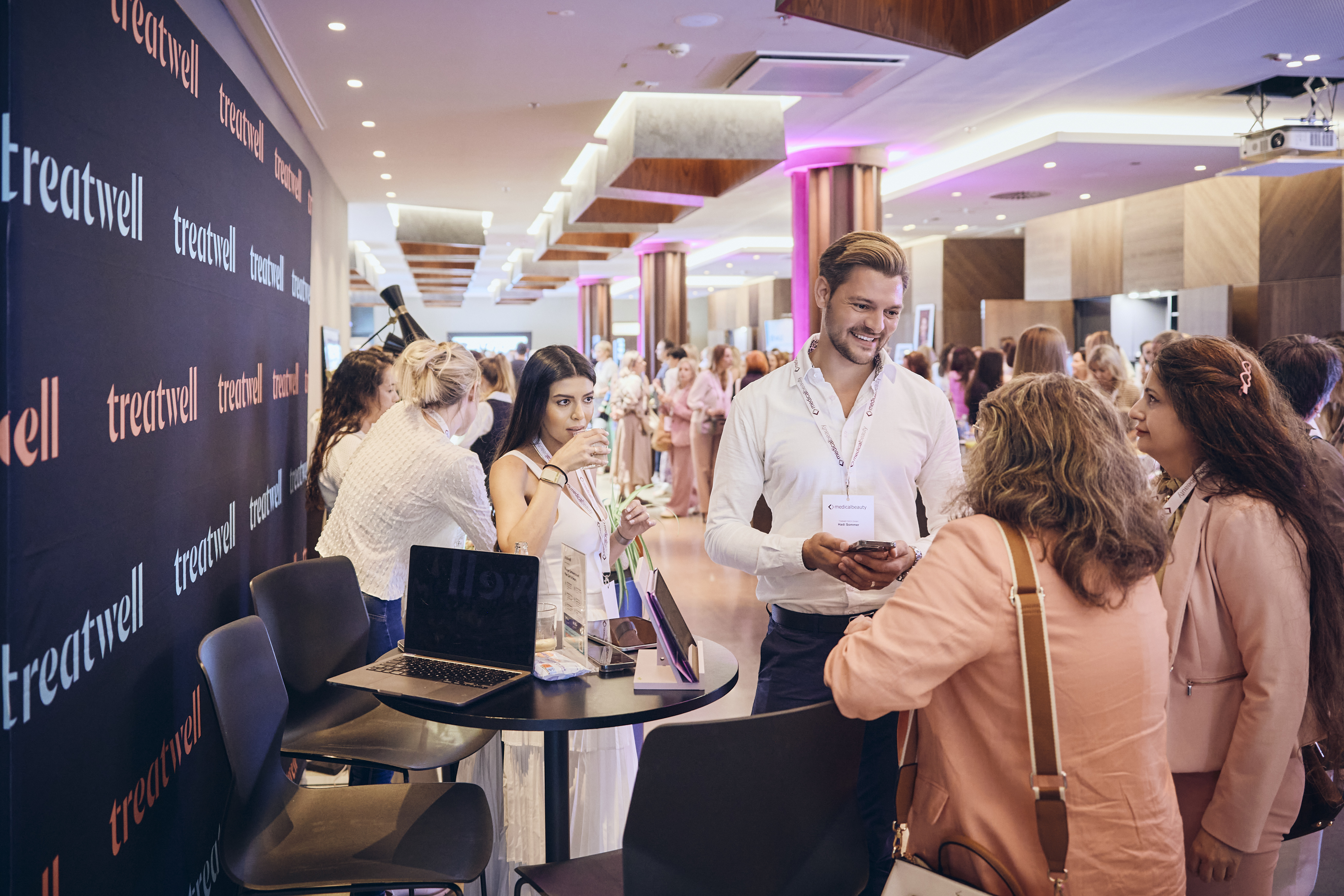 Besucherinnen und Besucher im Gespräch an einem Ausstellerstand beim Medical Beauty Symposium 2026